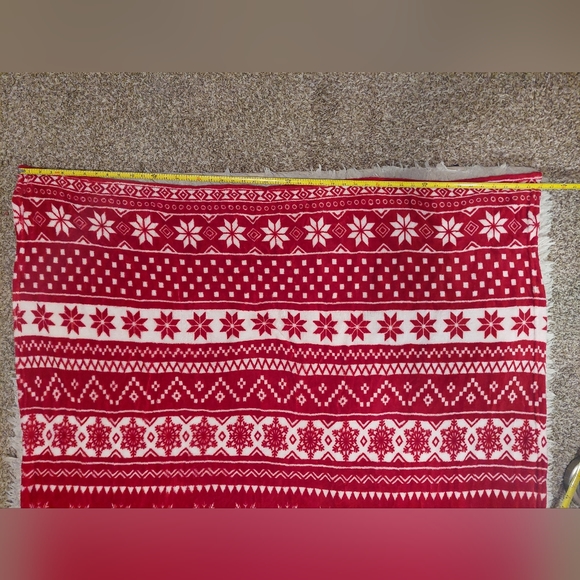 ❗️2 for $12 Throws: Polyester Christmas Snowflake Throw - Picture 3 of 5